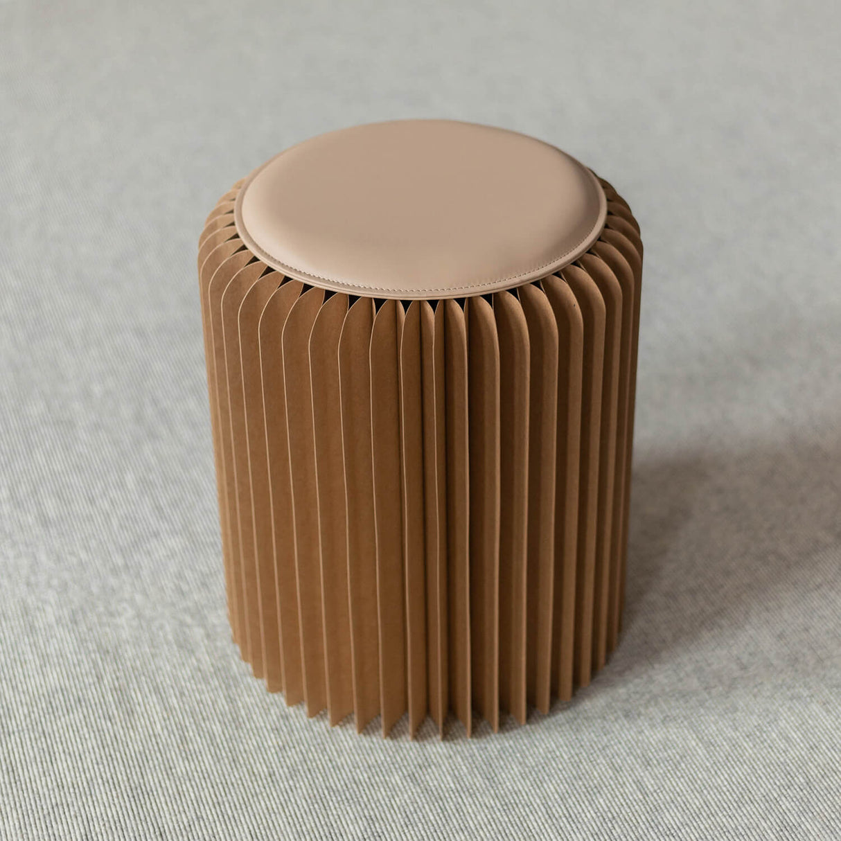 Faltbarer Papierhocker mit Sitzauflage in Braun – mypureliving
