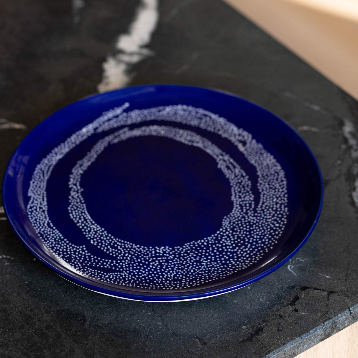 Ottolenghi Teller 2-er Set Lapis Lazuli Swirl-Dots, Blau-Weiß, D 26,5 cm