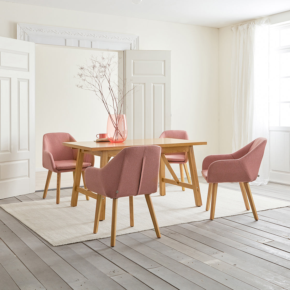 Essgruppe Lavender - Rosé, 5-tlg. mit 1x Esstisch, 4x Esszimmerstuhl aus Eiche in Naturfarben, lackiert / Rosé